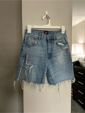 BDG Light Wash High-Rise Distressed Denim Star Cut Out Shorts size 24